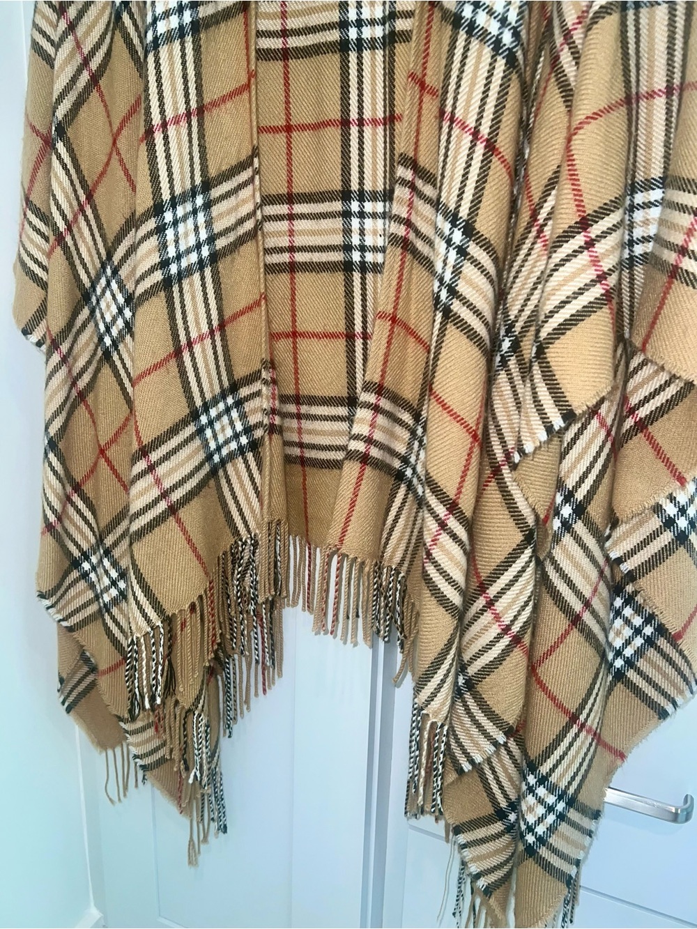 HIGH END VIBES Large Plaid Shawl With Fringe -LIKE NEW - Picture 4 of 7